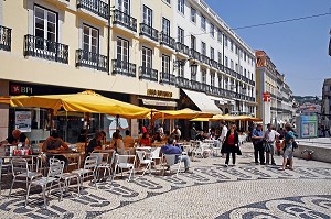 RUA GARRETT, TERRASSE DU CAFE A BRASILEIRA ET STATUE DE FERNANDO PESSOA, QUARTIER DU CHIADO, PORTUGAL, EUROPE 
