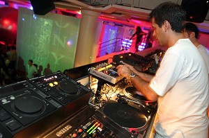 DJ OU DISC-JOCKEY, BOITE NUIT 'LUX', LISBONNE, PORTUGAL 