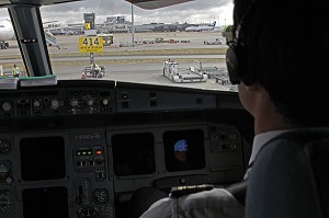 PILOTE INSTALLE DANS LE COCKPIT D'UN AIRBUS A 320, AEROPORT DE PORTELA, LISBONNE, PORTUGAL 