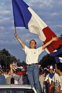 FERVEUR DES SUPPORTERS DE L'EQUIPE DE FRANCE DE FOOTBALL  SUR LES CHAMPS ELYSEES SUITE A LA VICTOIRE DE L'EQUIPE NATIONALE EN DEMI FINALE CONTRE L'ITALIE, PARIS, MONDIAL 1998 