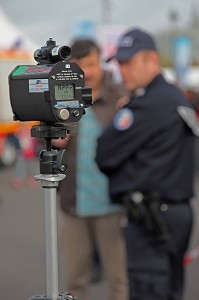 LA POLICE EFFECTUANT UN CONTROLE DE VITESSE EN VILLE AVEC LE NOUVEAU RADAR LASER ULTRALYTE LR, PARIS, FRANCE 