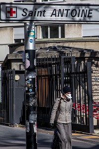 FEMME AVEC UN MASQUE DEVANT L'HOPITAL SAINT ANTOINE, PARIS, ILE-DE-FRANCE 