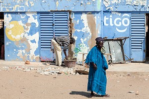 VIELLE FEMME DEVANT LA BOUTIQUE DE TIGO, OPERATEUR DE TELEPHONIE MOBILE AFRICAIN, COMMUNE DE MPAL, SENEGAL, AFRIQUE DE L'OUEST 