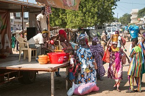 LES FEMMES EN TENUE TRADITIONNELLE TRES COLOREE SUR LE MARCHE, COMMUNE DE MPAL, SENEGAL, AFRIQUE DE L'OUEST 