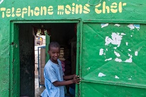 ENFANT DEVANT UN COMMERCE DE TELEPHONE MOINS CHER, VILLAGE DE RAO RAO, SENEGAL, AFRIQUE DE L'OUEST 