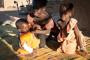 LES ENFANTS DU VILLAGE TOUCOULEUR DE DEGUEMBERE, PROVINCE DE FANAYE DIERI, SENEGAL, AFRIQUE DE L'OUEST 