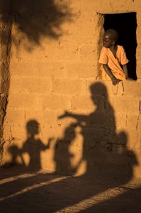 ENFANT ET MAISONS EN TERRE DU VILLAGE TOUCOULEUR DE DEGUEMBERE, PROVINCE DE FANAYE DIERI, SENEGAL, AFRIQUE DE L'OUEST 