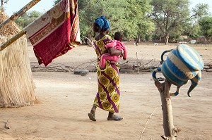 FEMME PEULE ET SON ENFANT, VILLAGE DES ELEVEURS NOMADES DE GOUMEL, SENEGAL, AFRIQUE DE L'OUEST 