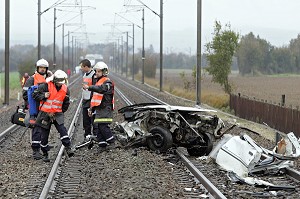 SAPEURS-POMPIERS EN INTERVENTION SUR UN ACCIDENT DE TGV CONTRE VOITURE, UNE PERSONNE DECEDEE, COMMUNE DE CRISSE, SARTHE (72), FRANCE 