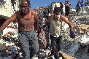 POPULATION EXUMANT DES CORPS DES DECOMBRES D'UN IMMEUBLE EFFONDRE, TREMBLEMENT DE TERRE EN TURQUIE, GOLCUK 1999 