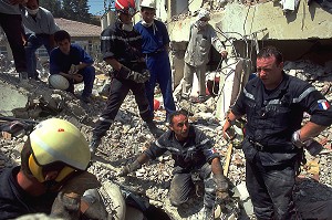 RECHERCHE DE VICTIMES ENSSEVELLIES SOUS LES DECOMBRES, TREMBLEMENT DE TERRE EN TURQUIE, GOLCUK 1999 