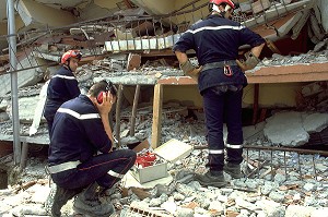 RECHERCHE DE VICTIMES ENSSEVELLIES SOUS LES DECOMBRES, TREMBLEMENT DE TERRE EN TURQUIE, GOLCUK 1999 