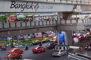 PASSERELLE PIETONNE SURPLOMBANT UN CARREFOUR, CIRCULATION URBAINE DANS LA VILLE DE BANGKOK, THAILANDE 