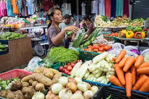 COMMERCANT DE FRUITS ET LEGUMES, MARCHE DE BANG SAPHAN, THAILANDE, ASIE 