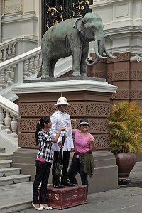 TOURISTES ET GARDE ROYALE DEVANT LE GRAND PALAIS ROYAL DE BANGKOK, THAILANDE 