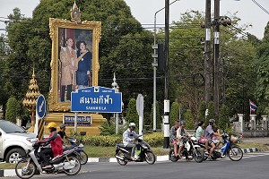 PORTRAIT DU COUPLE ROYAL DANS LA VILLE DE RANONG, THAILANDE 