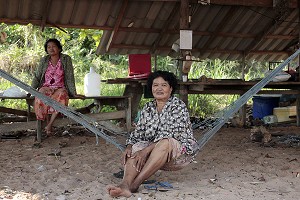 FEMMES ATTENDANT LE RETOUR DES PECHEURS, REGION DE BANG SAPHAN, THAILANDE 