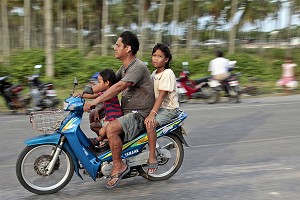 FAMILLE THAILANDAISE SUR UNE MOBYLETTE, BANG SAPHAN, THAILANDE 