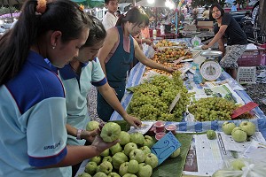 COMMERCE ALIMENTAIRE DE FRUITS, MARCHE DE NUIT, BANG SAPHAN, THAILANDE 