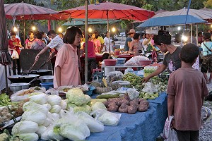 COMMERCE DE FRUITS ET LEGUMES, MARCHE DE NUIT, BANG SAPHAN, THAILANDE 