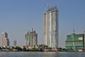 BUILDINGS, IMMEUBLES EN CONSTRUCTION SUR LES RIVES DE LA RIVIERE CHAO PHRAYA, BANGKOK, THAILANDE 