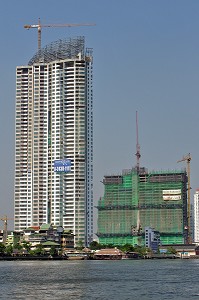 BUILDINGS, IMMEUBLES EN CONSTRUCTION SUR LES RIVES DE LA RIVIERE CHAO PHRAYA. BANGKOK, THAILANDE 