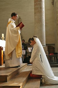 BENEDICTION DU CURE LORS DE LA MESSE DE CEREMONIE DE MARIAGE A L'EGLISE, FRANCE 
